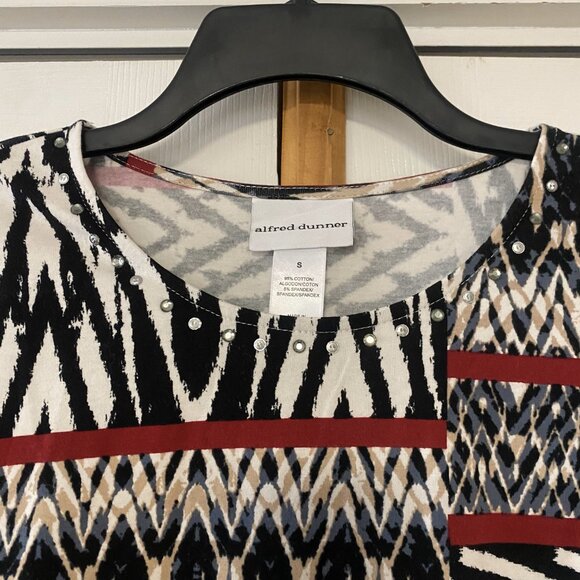 Alfred Dunner Studded Neckline Geometric Print Top - Sz Small - Picture 2 of 4